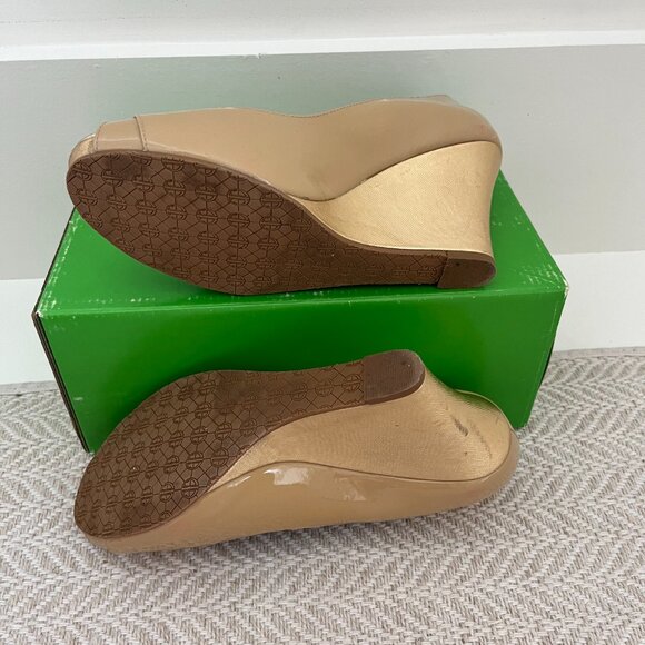 Lilly Pulitzer Wedge Resort Chic Button Shoes in Sand Color Size 7.5 - Picture 3 of 5